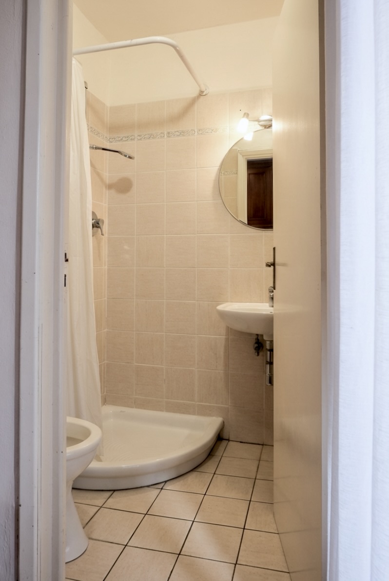 bagno piccolo cipressi